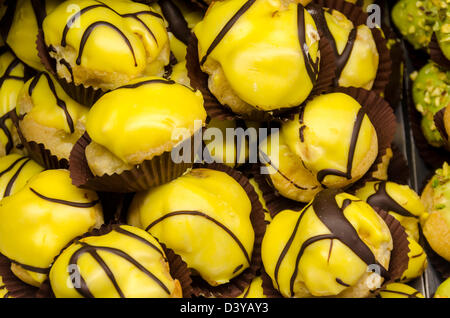 Windbeutel mit Schoko-Sabayon und docorazioni Stockfoto