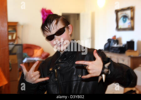 Berlin, Deutschland, ist der junge gekleidet für den Karneval als Punker Stockfoto