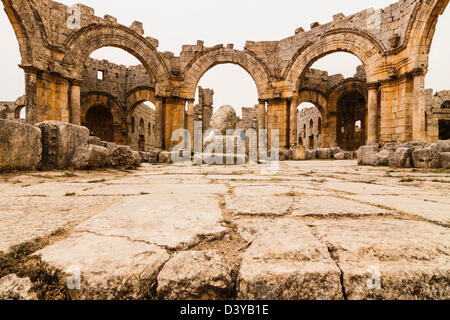 Ruinen der Kirche und der Kirche des Heiligen Simeon Stylites Säule. Syrien Stockfoto