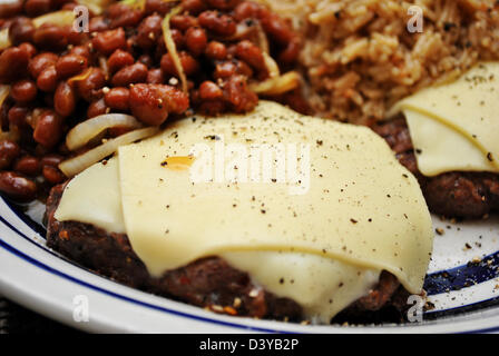 Hamburger mit Käse mit Seiten im Hintergrund Stockfoto