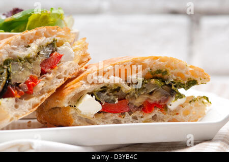 Italienische Ciabatta Panini Sandwichwith mit Gemüse und Feta-Käse Stockfoto