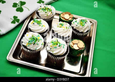 Tablett mit St. Pattys Tag Cupcakes Stockfoto