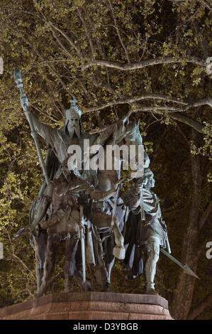 Diese Bronzestatue von Karl der große, auch bekannt als Karl der große, befindet sich vor der Kathedrale Notre Dame in Paris. Beleuchtet bei Nacht. Frankreich. Stockfoto