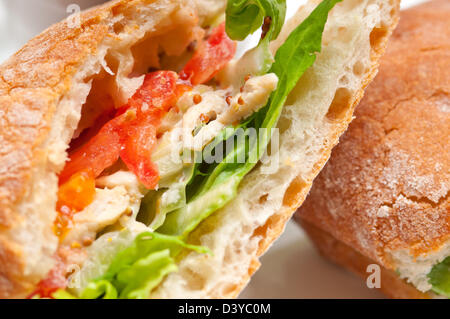 italienische Ciabatta, Panini sandwich mit Hühnerfleisch und Tomaten Stockfoto