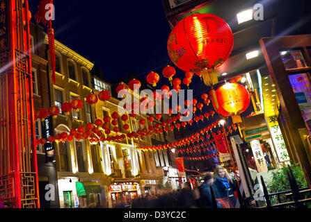 Chinesisches Neujahrsfest SOHO Chinatown Restaurants Laternen erleuchtet an einem geschäftigen Abend in Chinatown Soho London Großbritannien Stockfoto