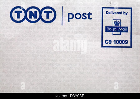 TNT Post von Royal Mail Informationen auf Umschlag geliefert Stockfoto