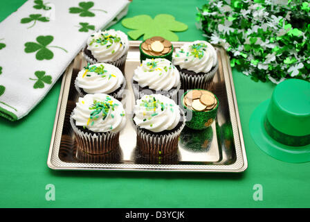 ST Paty Tag Dekorationen mit Schokolade Cupcakes Stockfoto