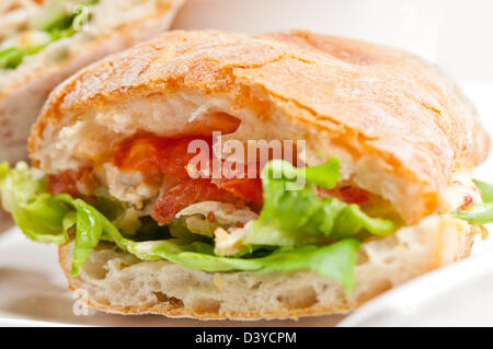 italienische Ciabatta, Panini sandwich mit Hühnerfleisch und Tomaten Stockfoto