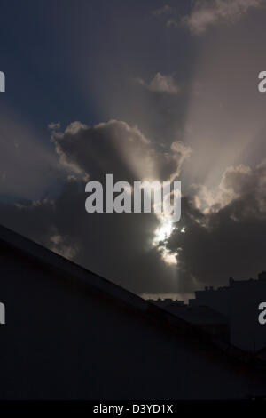 Sonne bricht durch die Wolken Stockfoto