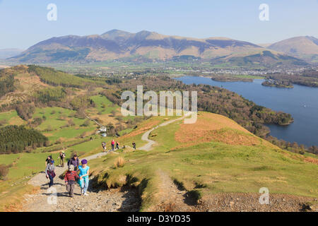 Menschen zu Fuß auf einem Fußweg bis Catbells an einem sonnigen Tag mit Blick auf das Derwent Water im nördlichen Seen. Borrowdale Lake District England Großbritannien Stockfoto