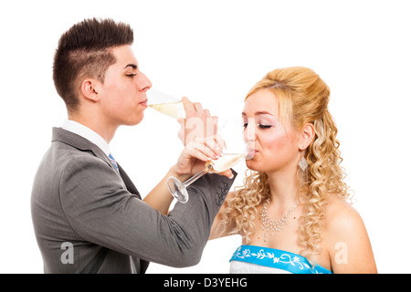 Brautpaar mit Glas Wein, isoliert auf weißem Hintergrund. Stockfoto