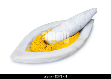 Pulverisierte Kurkuma in Marmor Mörser und Stößel - Isolated on White. Stockfoto