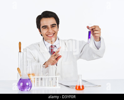 Männliche Wissenschaftler tun wissenschaftliches Experiment in einem Labor Stockfoto