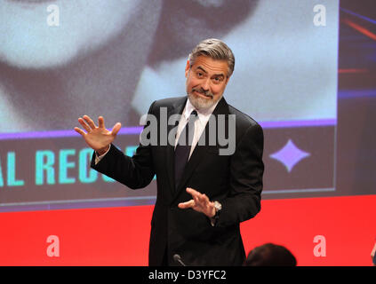 Baden-Baden, Deutschland. 26. Februar 2013. Der Prizer-Gewinner des deutschen Medien-Preis 2012, US-Schauspieler George Clooney, kommt für die Preisverleihung in Baden-Baden, Deutschland, 26. Februar 2013. Foto: Uli Deck/Dpa/Alamy Live News Stockfoto