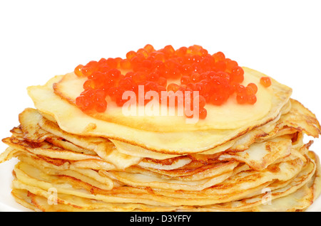 Pfannkuchen mit rotem Kaviar isoliert auf weißem Hintergrund Stockfoto