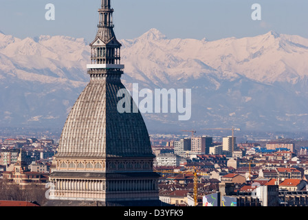 Torino, Panorama mit Mole Antonelliana und verschneiten Alpen Stockfoto