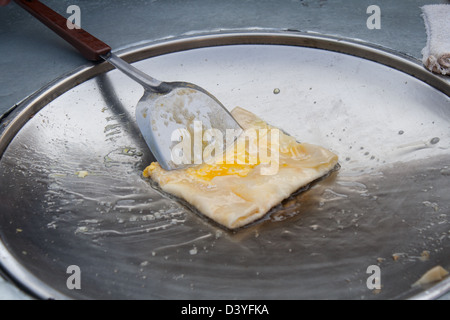 Roti Spiegelei in der Pfanne. Stockfoto