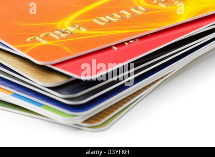 Stapel von Kreditkarten auf weißem Hintergrund Stockfoto