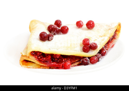 Pfannkuchen mit Himbeer Konfitüre und Preiselbeere Beeren auf einem Teller isoliert auf weißem Hintergrund Stockfoto