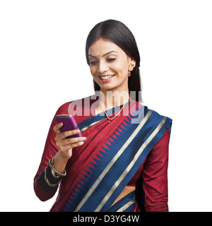Traditionell indische Frau, die mit dem Handy telefonieren Stockfoto