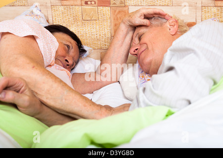 Nahaufnahme von glücklich liebende älteres paar gemütlich im Bett. Stockfoto