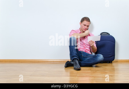 Junger Mann aufrufenden Helpdesk um Informationen über seinen Flug zu erhalten Stockfoto