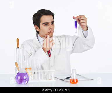 Männliche Wissenschaftler tun wissenschaftliches Experiment in einem Labor Stockfoto