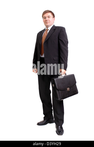Selbstbewusste Unternehmer im schwarzen Anzug und weißem Hemd posiert mit schwarzen Aktenkoffer auf weißem Hintergrund Stockfoto