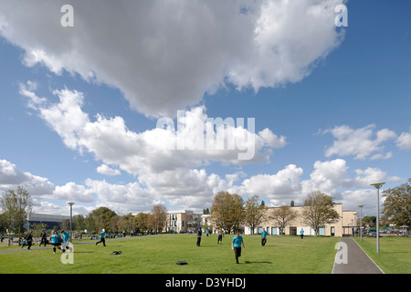 Thomas Tallis Schule, Greenwich, Großbritannien. Architekt: John McAslan & Partner, 2012. Grüne Gartenanlage mit Gehweg Stockfoto