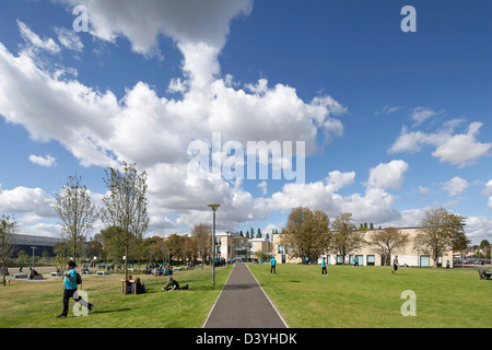 Thomas Tallis Schule, Greenwich, Großbritannien. Architekt: John McAslan & Partner, 2012. Grüne Gartenanlage mit Gehweg Stockfoto