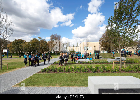 Thomas Tallis Schule, Greenwich, Großbritannien. Architekt: John McAslan & Partner, 2012. Grüne Gartenanlage mit Gehweg Stockfoto