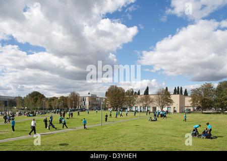 Thomas Tallis Schule, Greenwich, Großbritannien. Architekt: John McAslan & Partner, 2012. Grüne Gartenanlage mit Gehweg Stockfoto