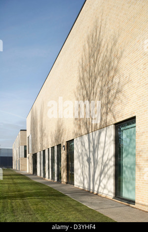 Thomas Tallis Schule, Greenwich, Großbritannien. Architekt: John McAslan & Partner, 2012. Perspektive der Backsteinfassade verkleidet. Stockfoto