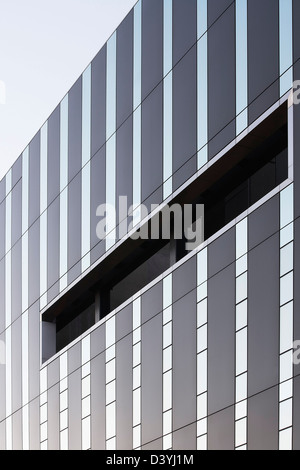 CORBY CUBE, Corby, Großbritannien. Architekt: Hawkins Brown Architekten LLP, 2010. Höhe der Fassade mit eingelassenen Fenster. Stockfoto