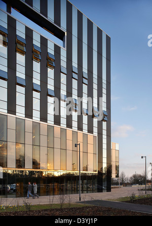 CORBY CUBE, Corby, Großbritannien. Architekt: Hawkins Brown Architekten LLP, 2010. Perspektive der schwarzen und reflektierendes Glas faca Stockfoto