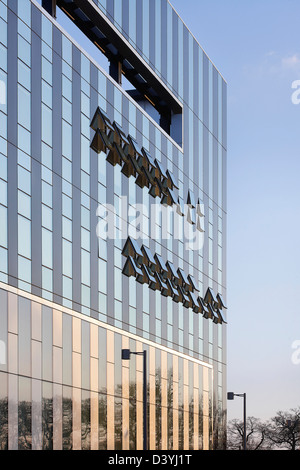 CORBY CUBE, Corby, Großbritannien. Architekt: Hawkins Brown Architekten LLP, 2010. Perspektive der schwarzen und reflektierendes Glas faca Stockfoto