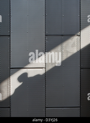 CORBY CUBE, Corby, Großbritannien. Architekt: Hawkins Brown Architekten LLP, 2010. Grafische Zusammenfassung der Metallplatte. Stockfoto