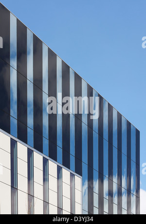 CORBY CUBE, Corby, Großbritannien. Architekt: Hawkins Brown Architekten LLP, 2010. Grafikdetails verglast und reflektierende Fassade Stockfoto