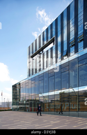 CORBY CUBE, Corby, Großbritannien. Architekt: Hawkins Brown Architekten LLP, 2010. Blick entlang Eingang Foyer Verglasung. Stockfoto