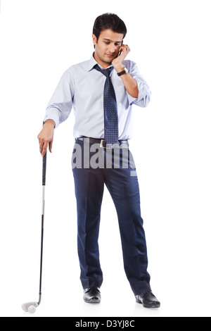 Geschäftsmann hält einen Golfschläger und reden über Handy Stockfoto