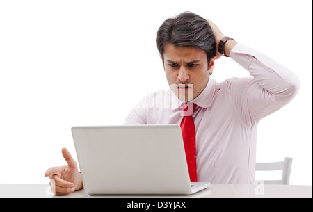 Geschäftsmann mit einem Laptop und suchen schockiert Stockfoto