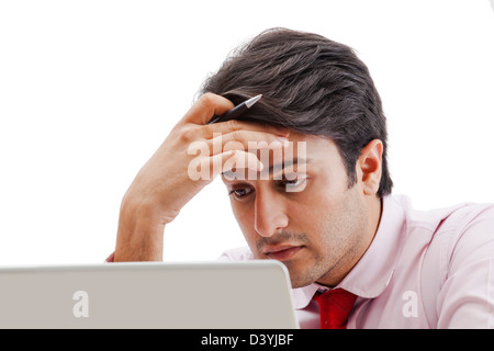 Geschäftsmann, schauen traurig während der Arbeit an einem laptop Stockfoto