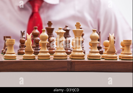 Geschäftsmann, die Schach spielen Stockfoto