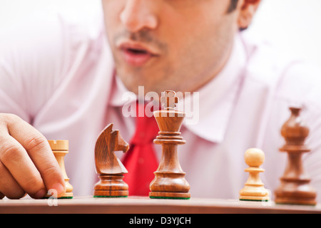 Geschäftsmann, die Schach spielen Stockfoto