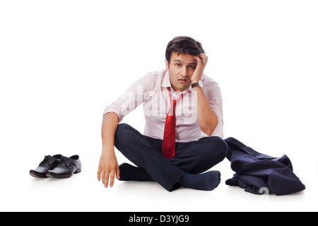 Geschäftsmann, sitzen auf dem Boden und auf der Suche deprimiert Stockfoto
