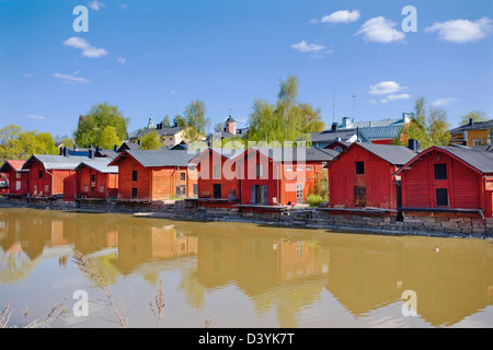 Finnland, Südfinnland, Porvoo, rot-Ocker bemalten Ufer Häuser am Flussufer Lagerhallen Stockfoto