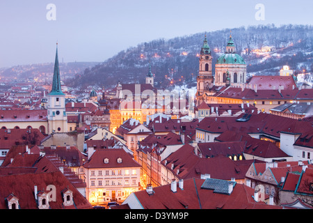 Prag - St. Nikolaus-Kirche und die Dächer der kleinen Viertel im winter Stockfoto