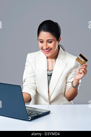 Geschäftsfrau, Online-shopping mit einem Laptop zu tun Stockfoto
