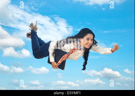 Geschäftsfrau, die fliegen mit einem laptop Stockfoto