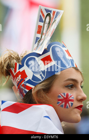 Eine Mädchen gekleidet im Union Jack-Flaggen auf der Mall am Tag der königlichen Hochzeit in London. Stockfoto